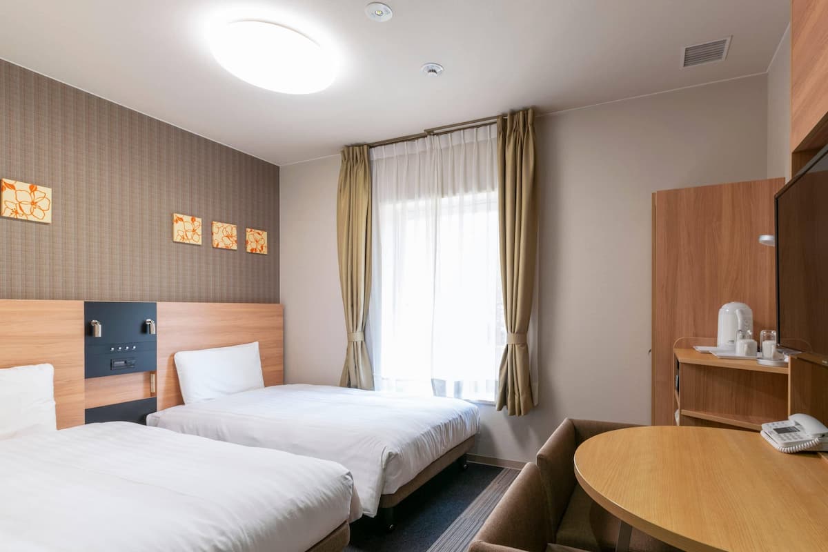 이코노미 트윈룸, 싱글침대 2개, 금연 | 책상, 암막 커튼, 다리미/다리미판, 무료 WiFi