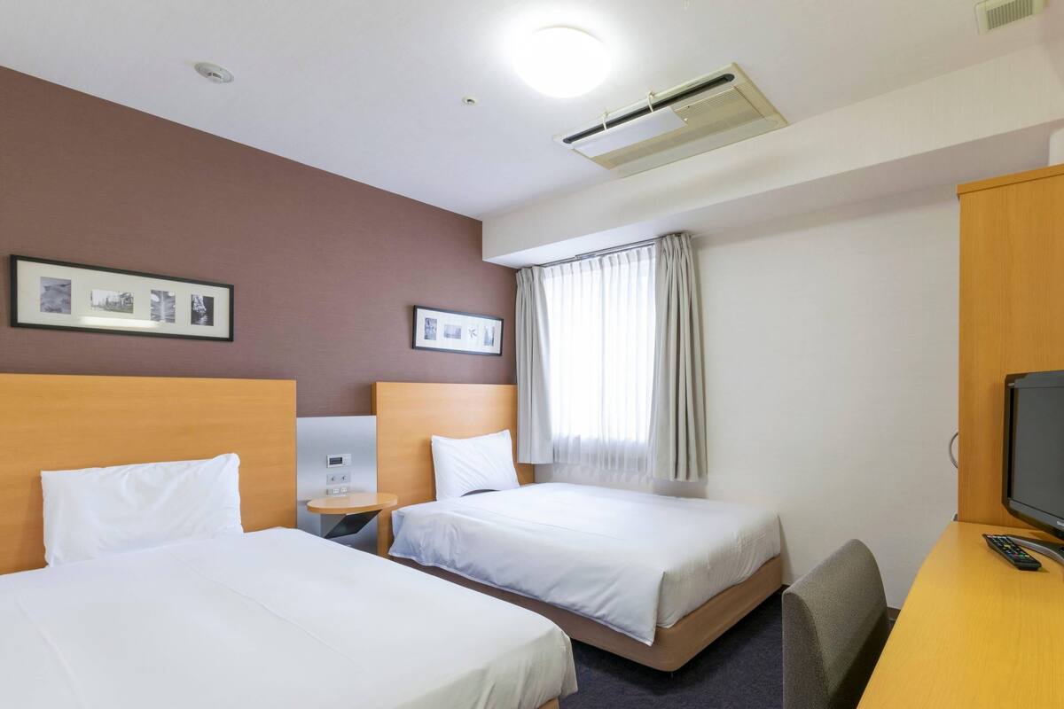 Quarto duplo econômico, 2 camas de solteiro, para não fumantes | Roupas de cama premium, escrivaninha, cortinas blackout