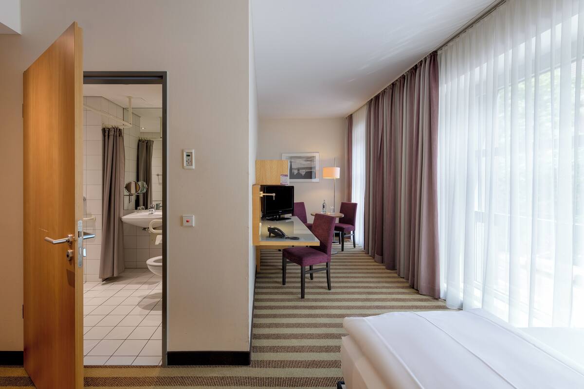 Standard Room, 1 Twin Bed, Accessible | 1 bedroom, hypo-allergenic bedding, in-room safe, desk