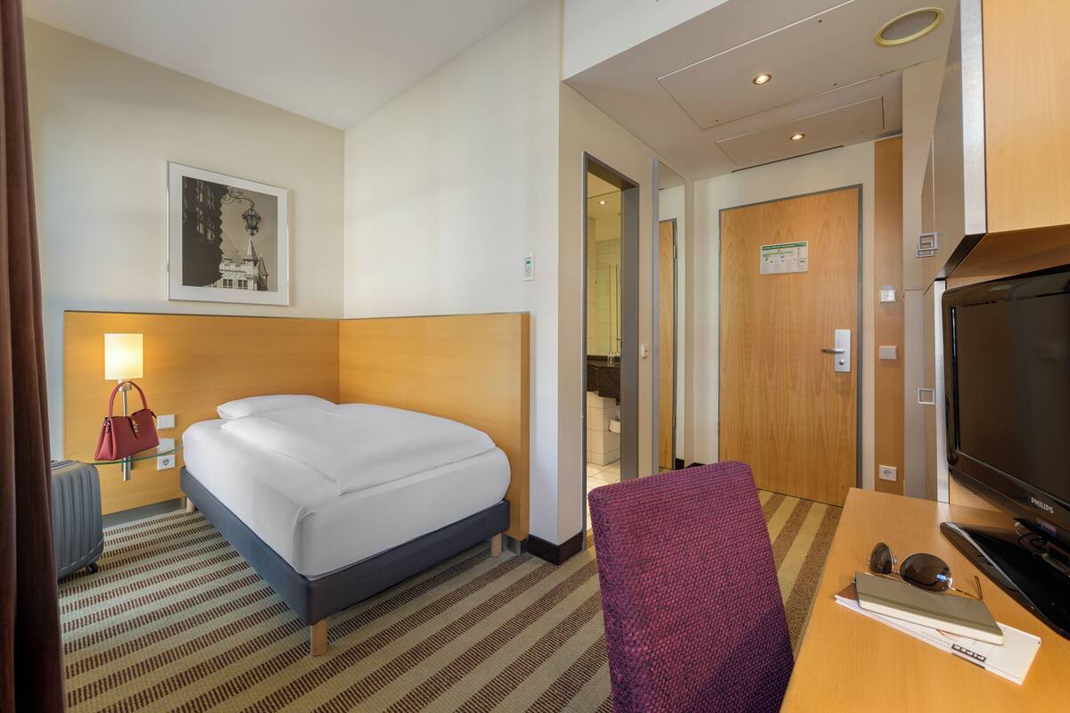 Standard Room, 1 Twin Bed | 1 bedroom, hypo-allergenic bedding, in-room safe, desk