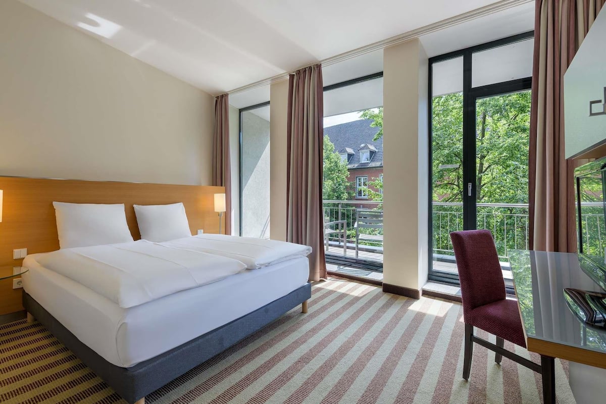 Superior Room, 1 Double Bed | Hypo-allergenic bedding, in-room safe, desk, blackout curtains