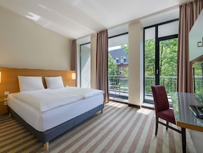 Ropa de cama hipoalergénica y caja de seguridad en la habitación 