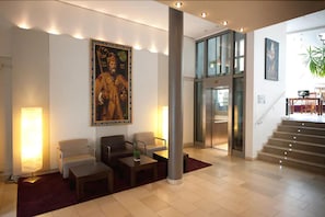 Coin salon dans le hall