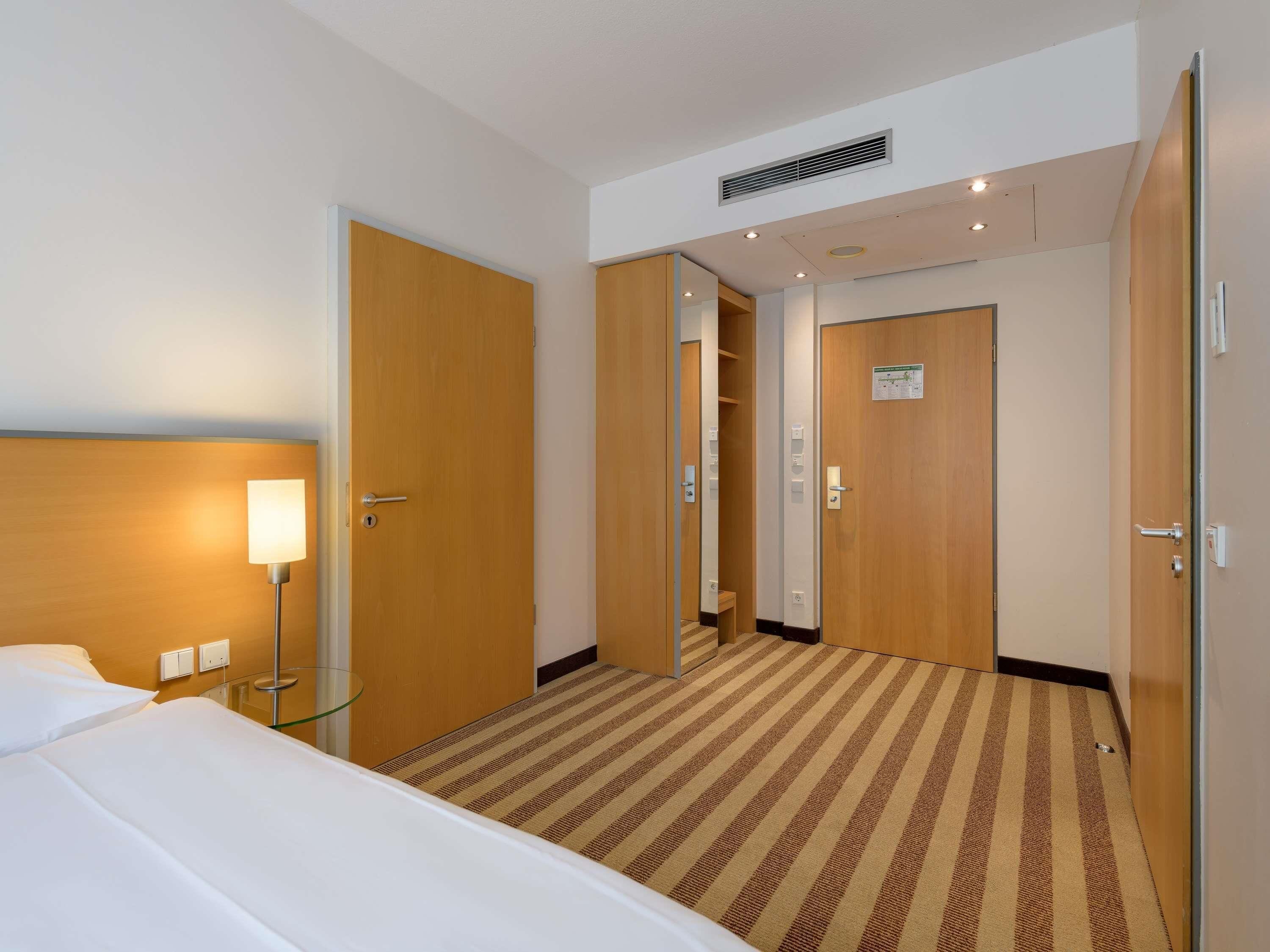 Standard Room, 1 Twin Bed, Accessible | Hypo-allergenic bedding, in-room safe, desk, blackout drapes