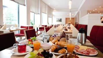 Café da manhã com buffet todos os dias (EUR 24 por pessoa)