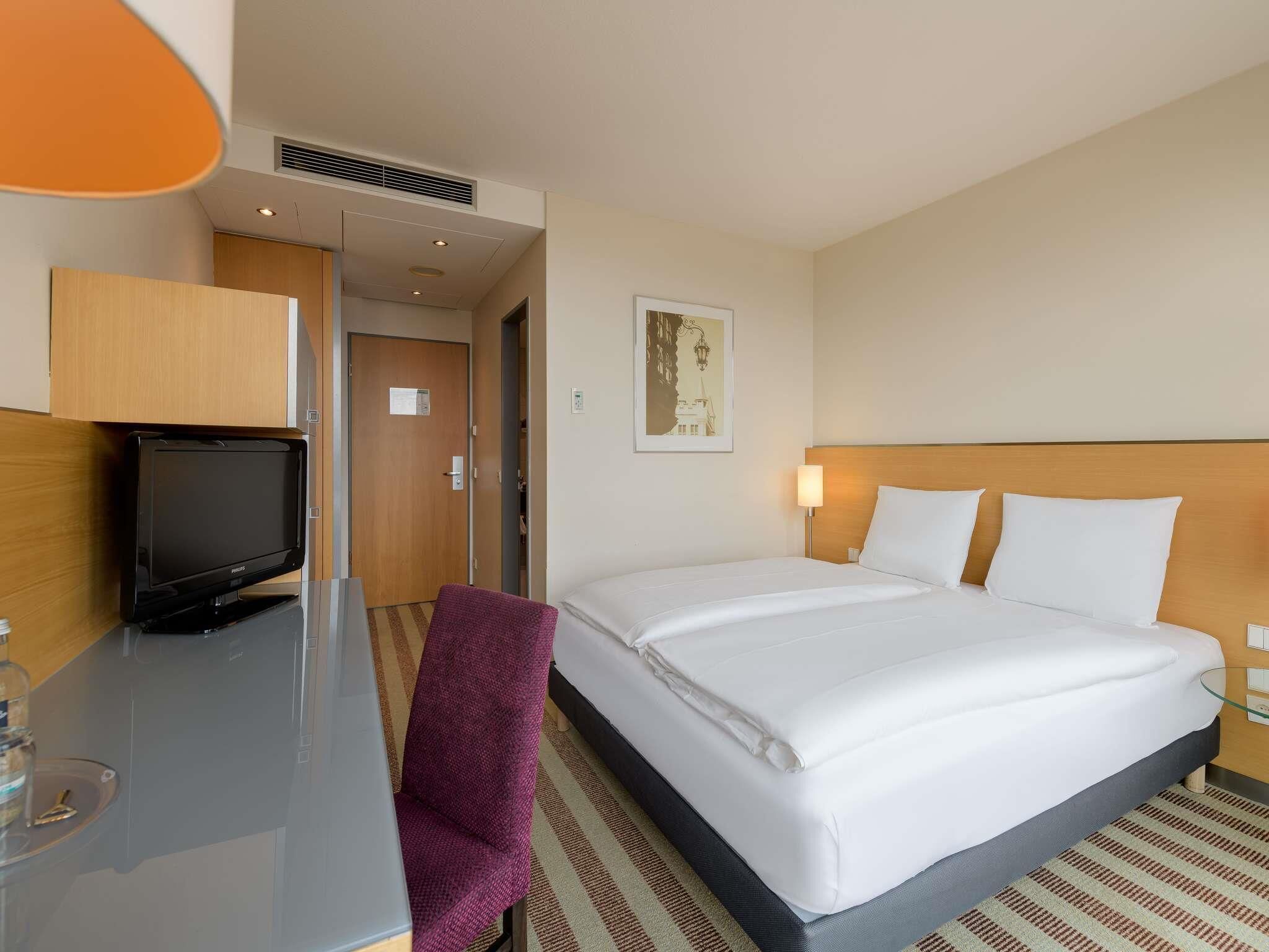 Standard Room, 1 Queen Bed | Hypo-allergenic bedding, in-room safe, desk, blackout curtains