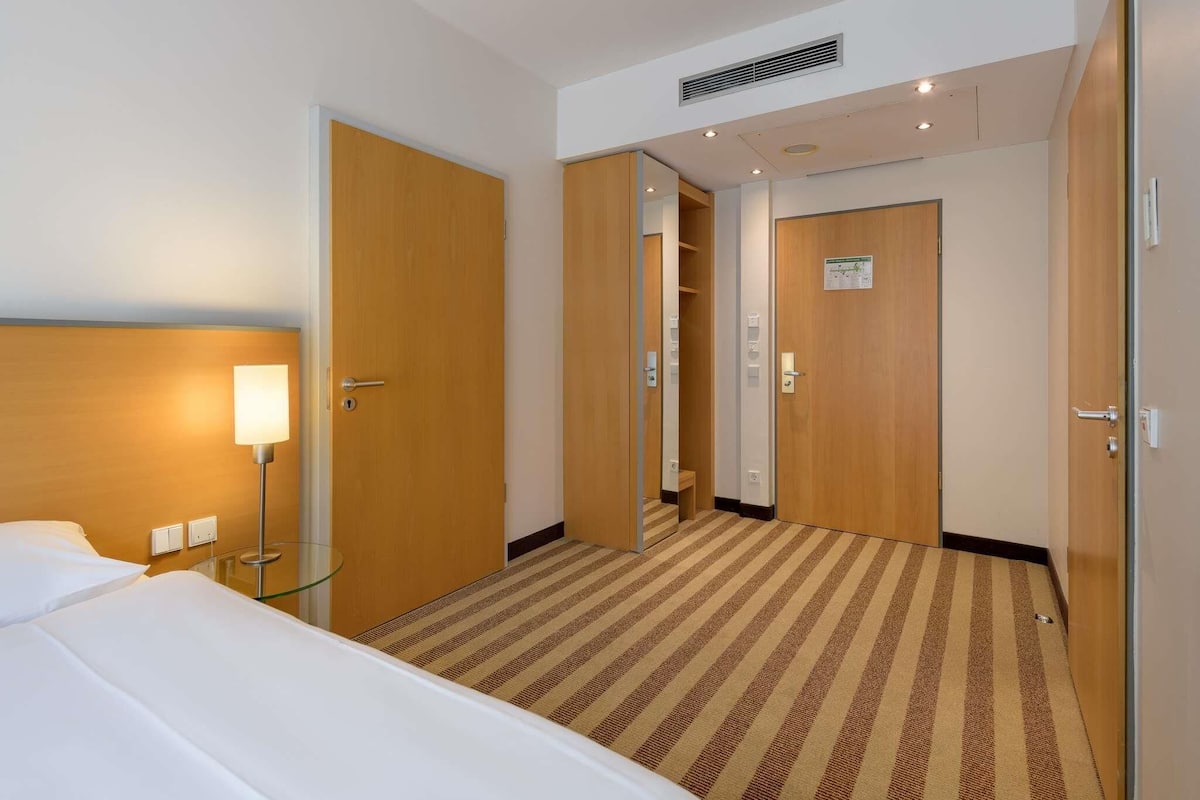 Standard Room, 1 Single Bed, Accessible | Hypo-allergenic bedding, in-room safe, desk, blackout curtains