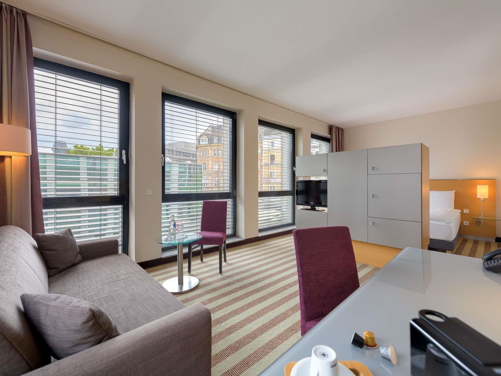 Privilege, Habitación, 1 cama doble con sofá cama | Ropa de cama hipoalergénica, caja fuerte, escritorio y cortinas opacas