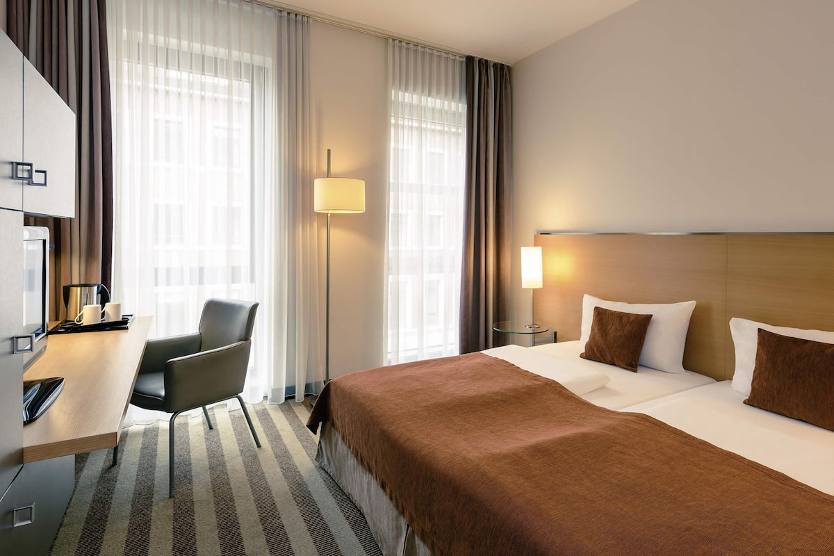 Standard Room, 1 Double Bed | Hypo-allergenic bedding, in-room safe, desk, blackout drapes