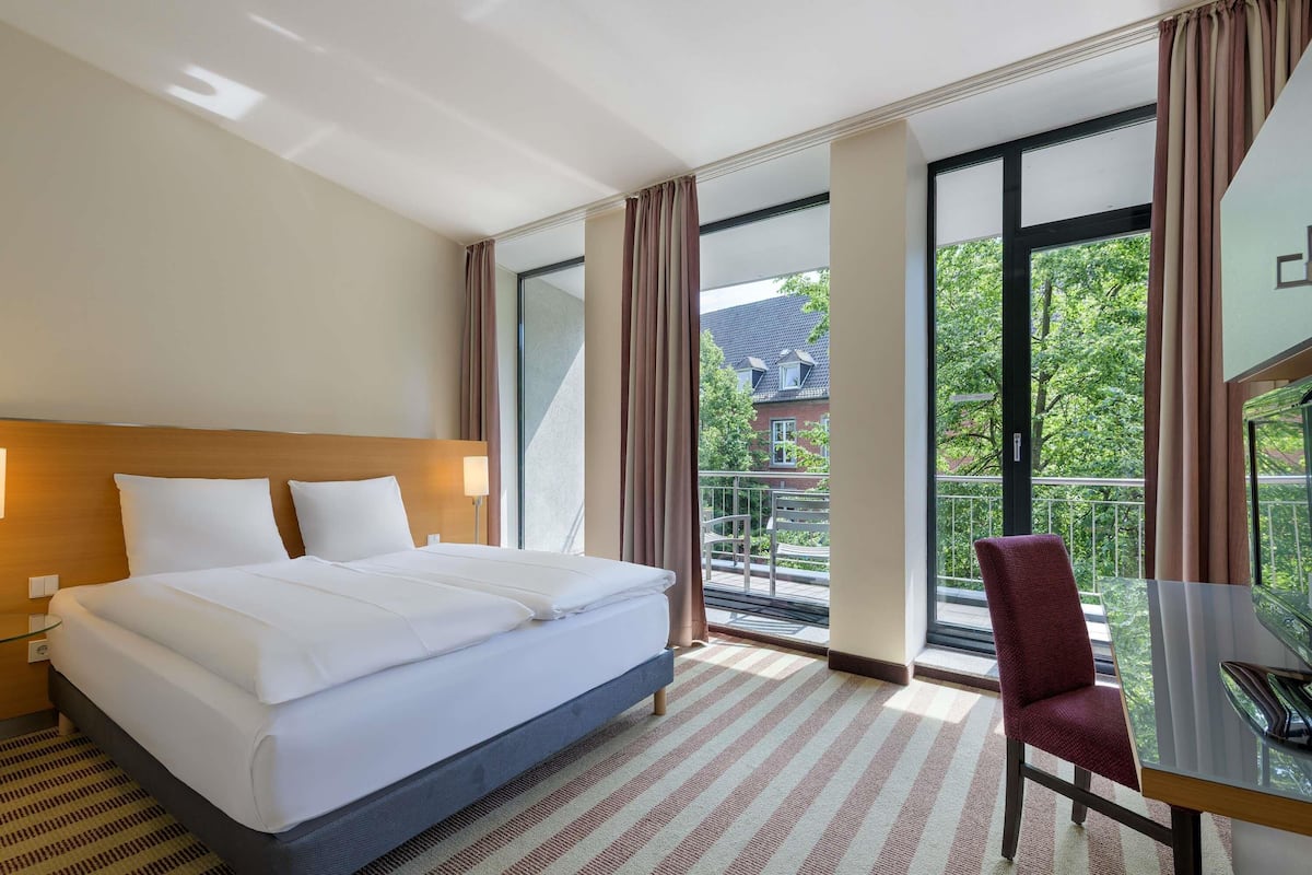 Superior Room, 1 Double Bed | Hypo-allergenic bedding, in-room safe, desk, blackout drapes