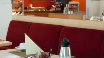 TĂ€gliches FrĂŒhstĂŒcksbuffet (24 EUR pro Person)