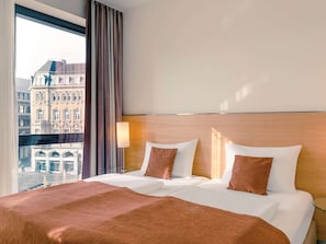 Chambre Supérieure, 1 lit double | Literie hypoallergénique, coffres-forts dans les chambres, bureau