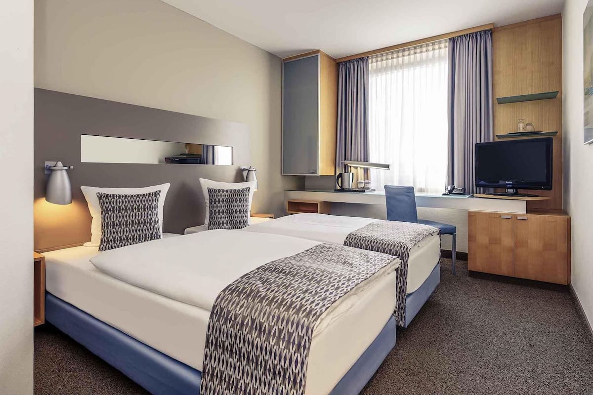 スタンダード ルーム シングルベッド 2 台 | 低刺激性寝具、セーフティボックス (室内)、デスク、遮光カーテン