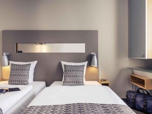 Standard Twin Room | Hypo-allergenic bedding, in-room safe, desk, blackout drapes - Sunday Hotel Düsseldorf City Nord (Düsseldorf)