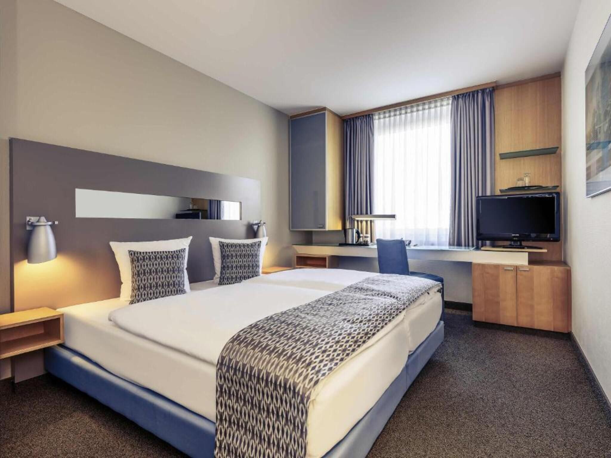 Habitación doble estándar | Ropa de cama hipoalergénica y caja de seguridad en la habitación 