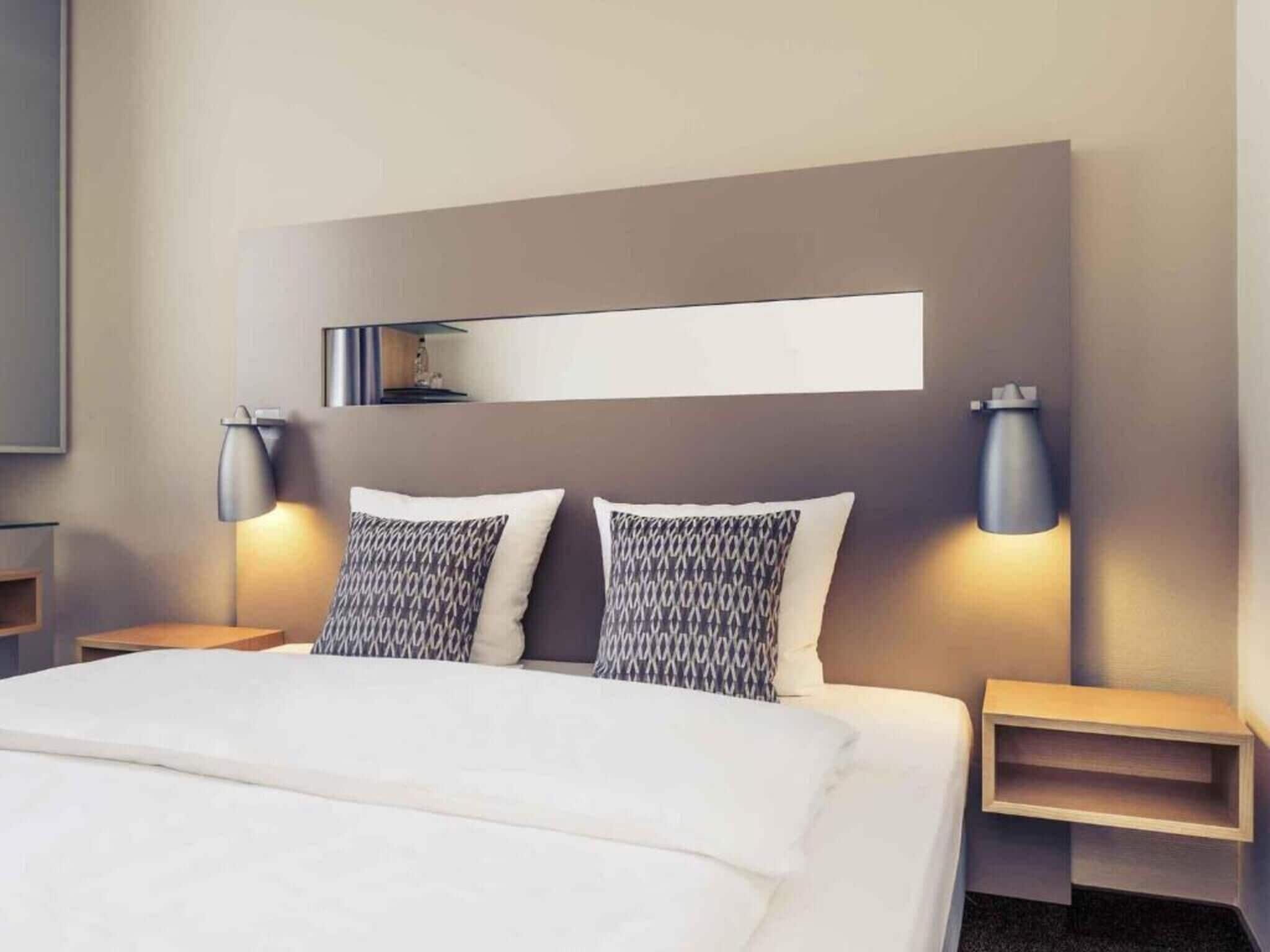 Hypo-allergenic bedding, in-room safe, desk, blackout drapes