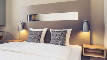 Et hotelværelse med en seng, to sengeborde, vægmonterede lamper og en hylde over sengen.