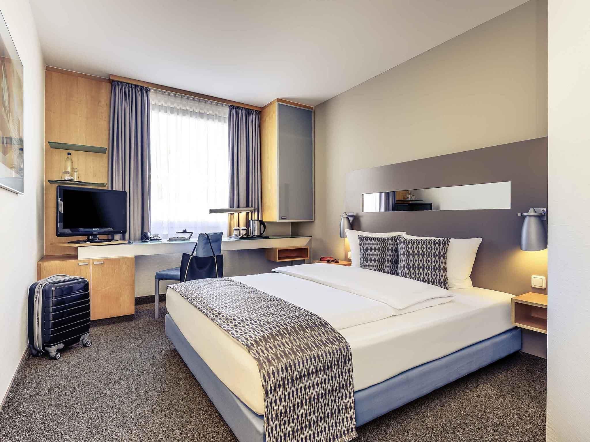 Literie hypoallergénique, coffres-forts dans les chambres, bureau