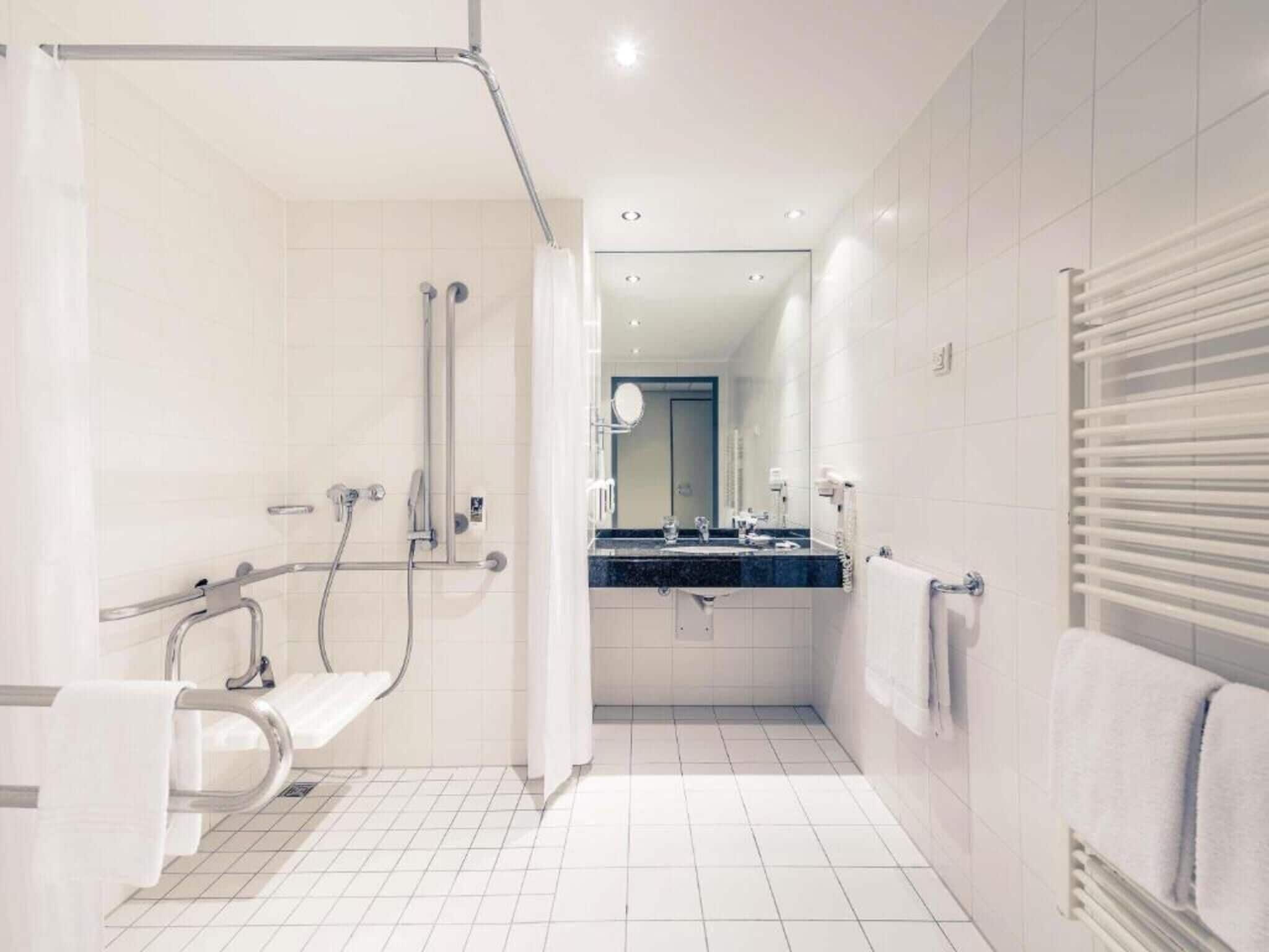 Un baño moderno con ducha, inodoro y lavamanos.