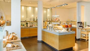 Une cuisine moderne dotée d’un îlot central, d’un espace dédié au café et d’une variété de produits alimentaires.