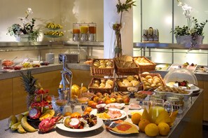 Desayuno buffet todos los días (EUR 23 por persona) 