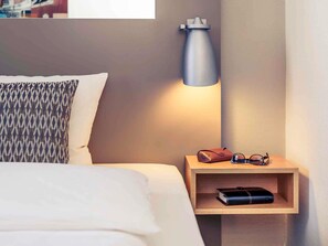 Hypo-allergenic bedding, in-room safe, desk, blackout curtains