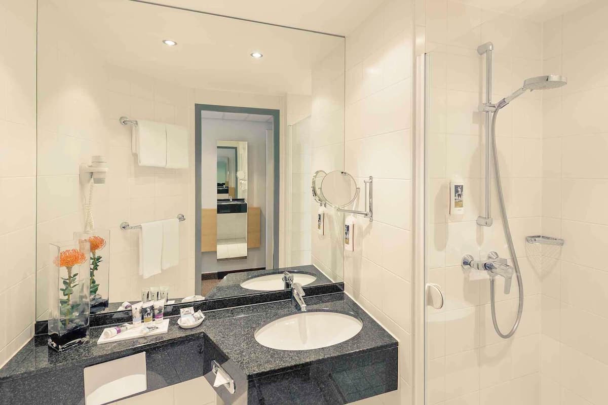 Hypo-allergenic bedding, in-room safe, desk, blackout drapes