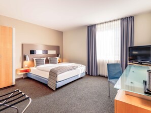 Roupas de cama antialérgicas, cofres nos quartos, escrivaninha