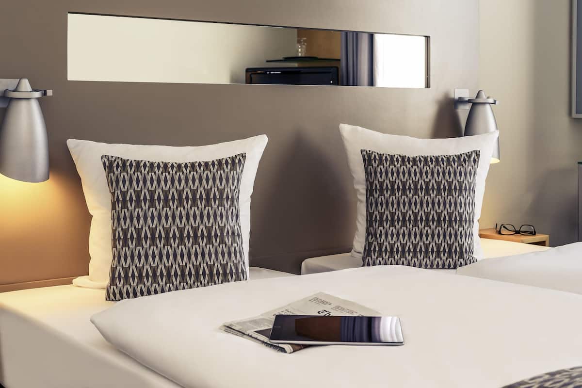 Hypo-allergenic bedding, in-room safe, desk, blackout curtains