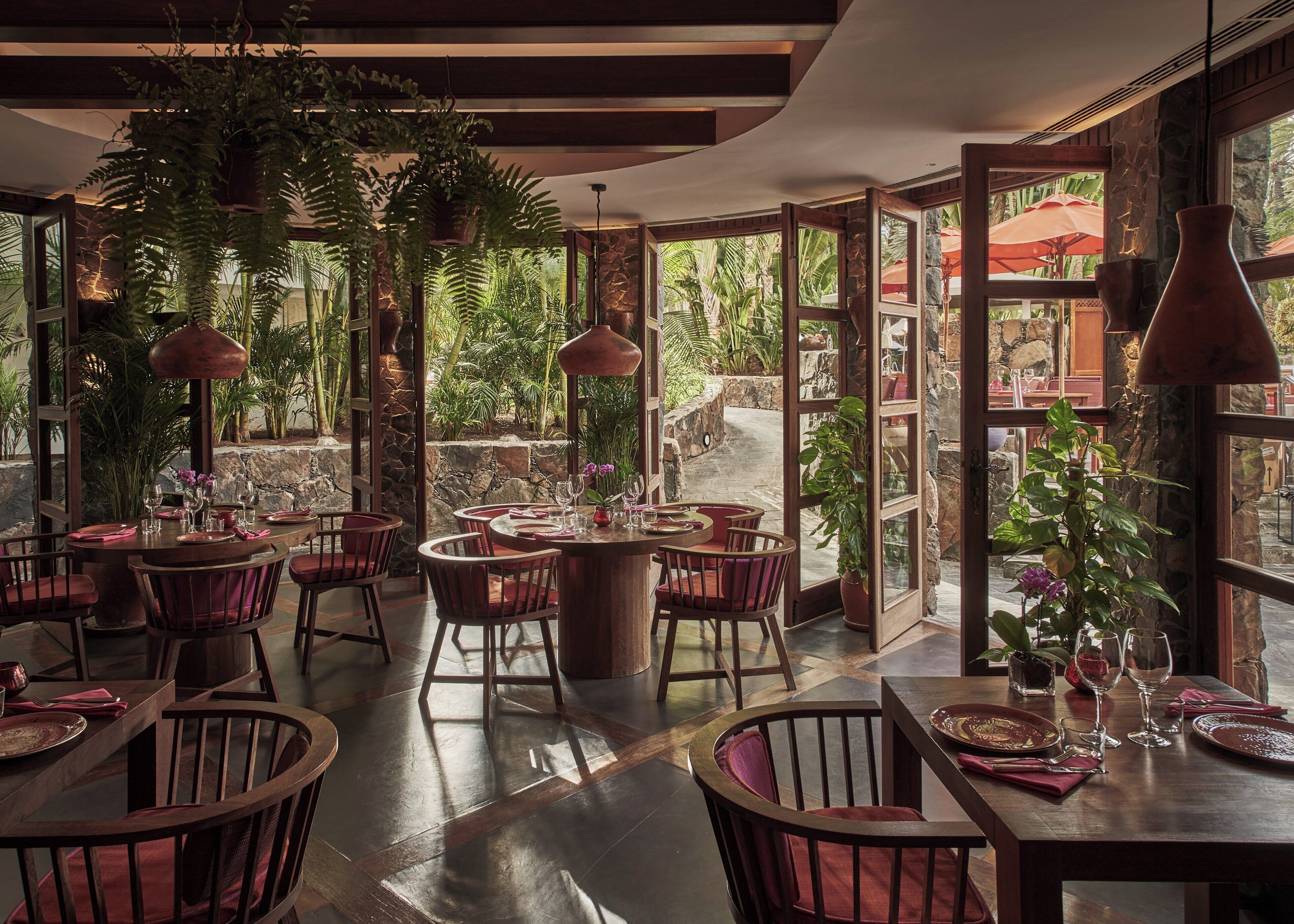 3 restauranter; serverer morgenmad, frokost og middelhavsretter