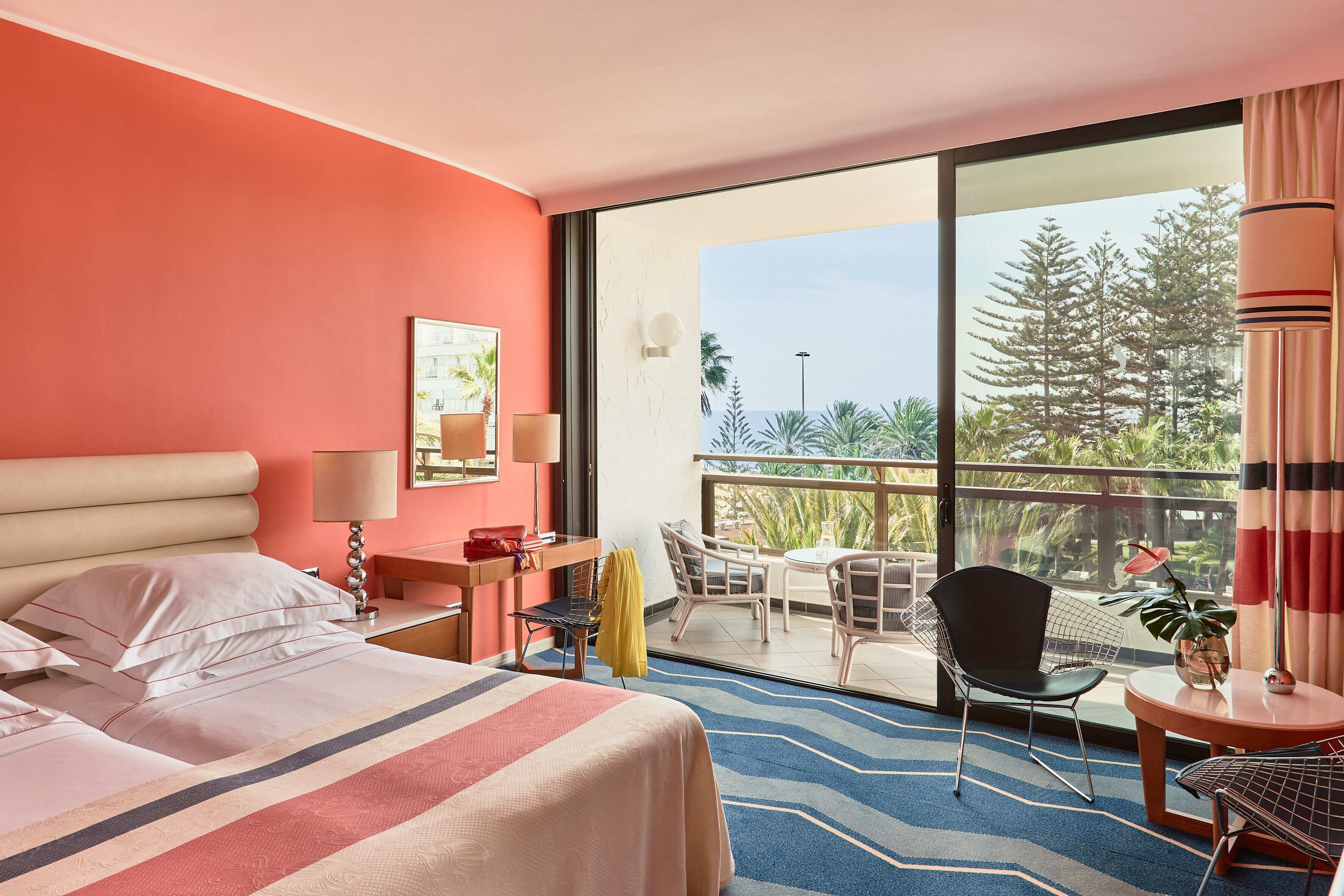 Minibar, caja de seguridad en la habitación y decoración personalizada 