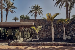 Un sauna, una bañera de hidromasaje, baño turco, baño turco/hammam