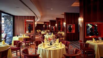 3 restaurants; ze serveren er ontbijt, lunch en diner