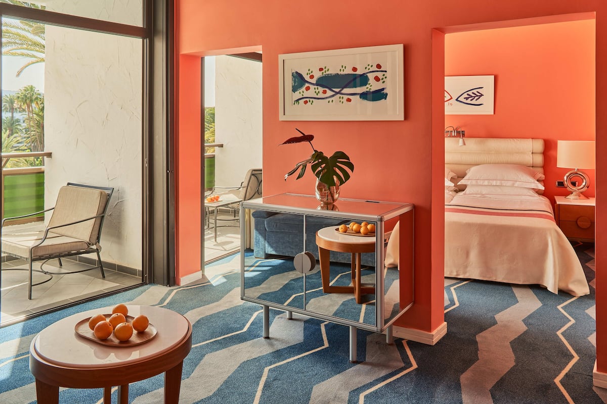 1 kamar tidur, minibar, brankas, dan didekorasi berbeda-beda