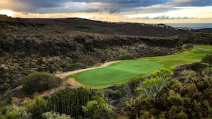 A golf course with a view of the ocean and rocky terrain. - Seaside Palm Beach (San Bartolomé de Tirajana)