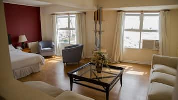 Minibar, caja de seguridad en la habitación y escritorio