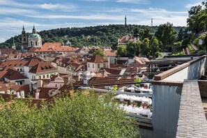 Aamiainen, lounas ja illallinen; näkymät puutarhaan