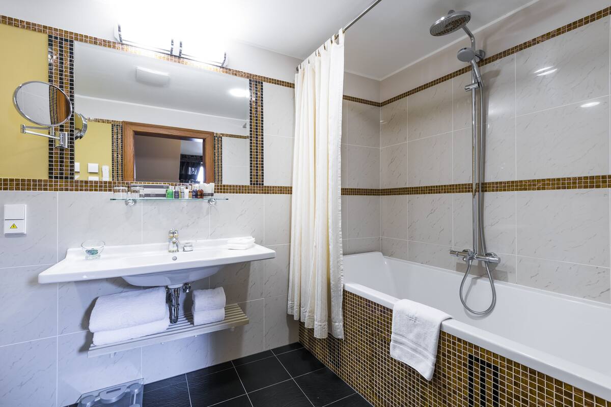 grand double or twin room (deluxe) | bathroom | combined shower/bathtub, designer toiletries, hair dryer, bathrobes