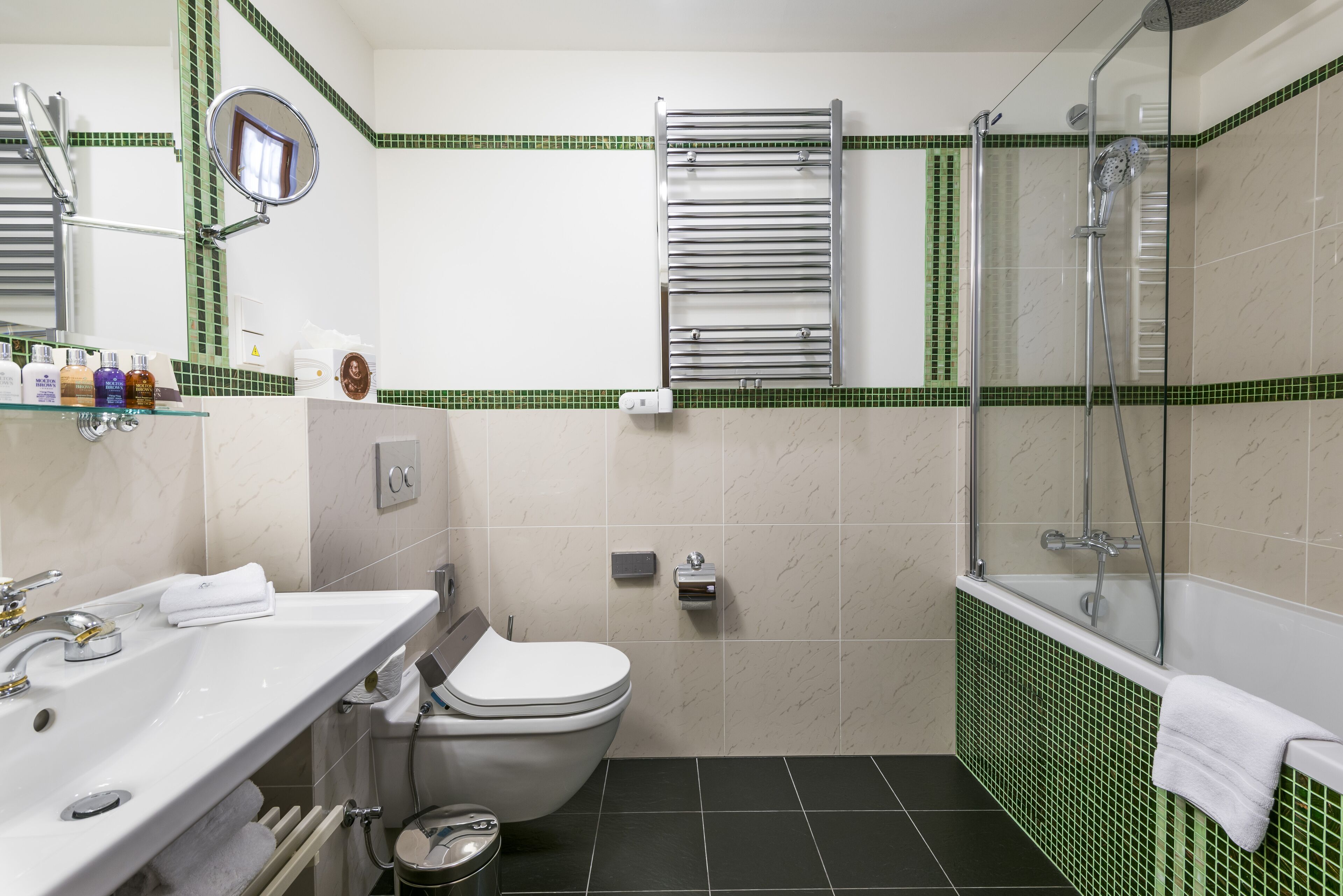 Ein Badezimmer mit Waschbecken, Toilette und Dusche.