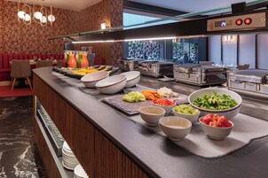 Se ofrece un desayuno bufé todos los días (por un coste adicional)