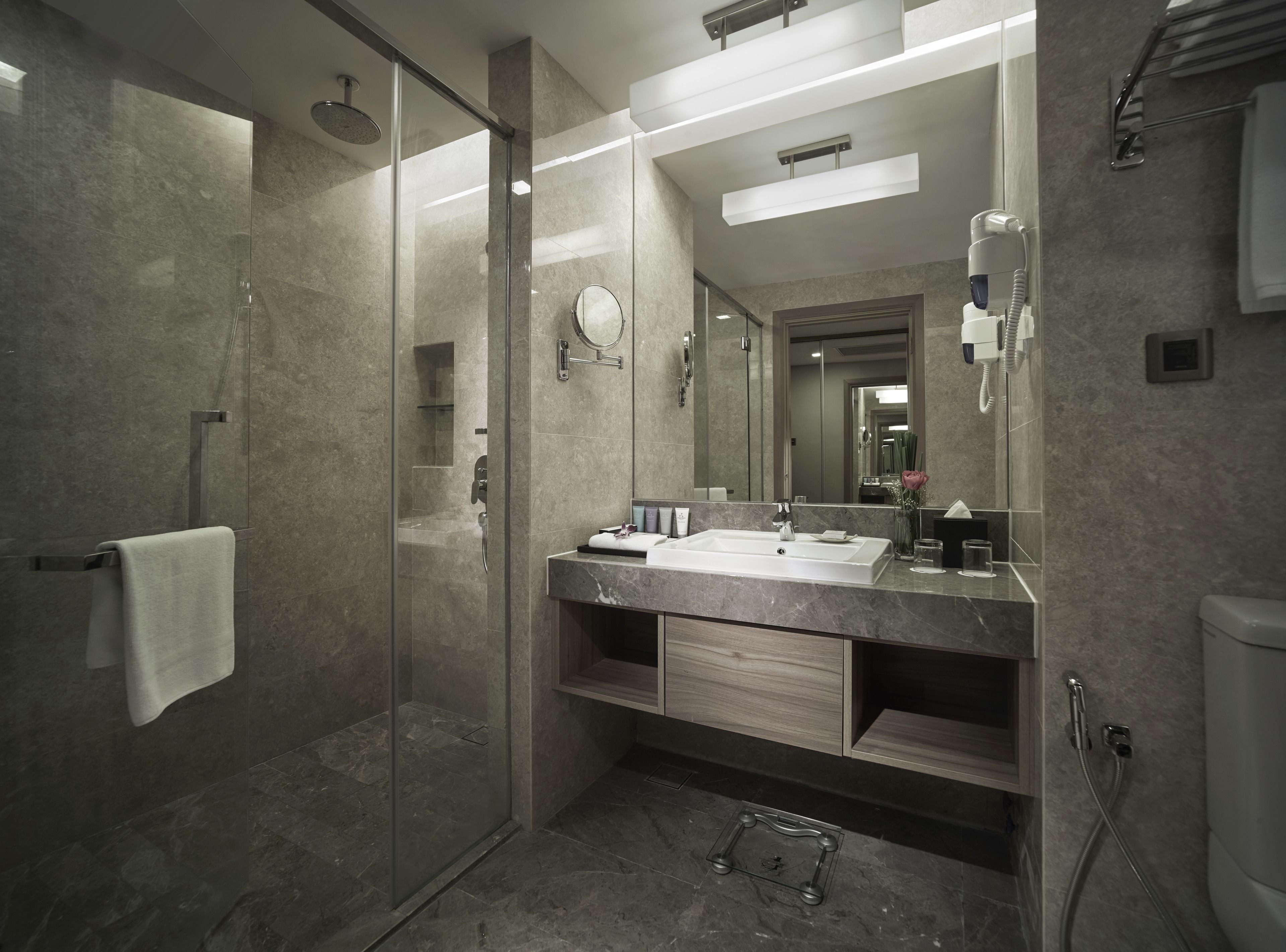 executive suite | bathroom | free toiletries, hair dryer, slippers, bidet