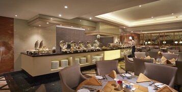 朝食 (郷土料理)、毎日提供 (1 名様 75 MYR)