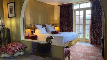 Ropa de cama de alta calidad y caja de seguridad en la habitación