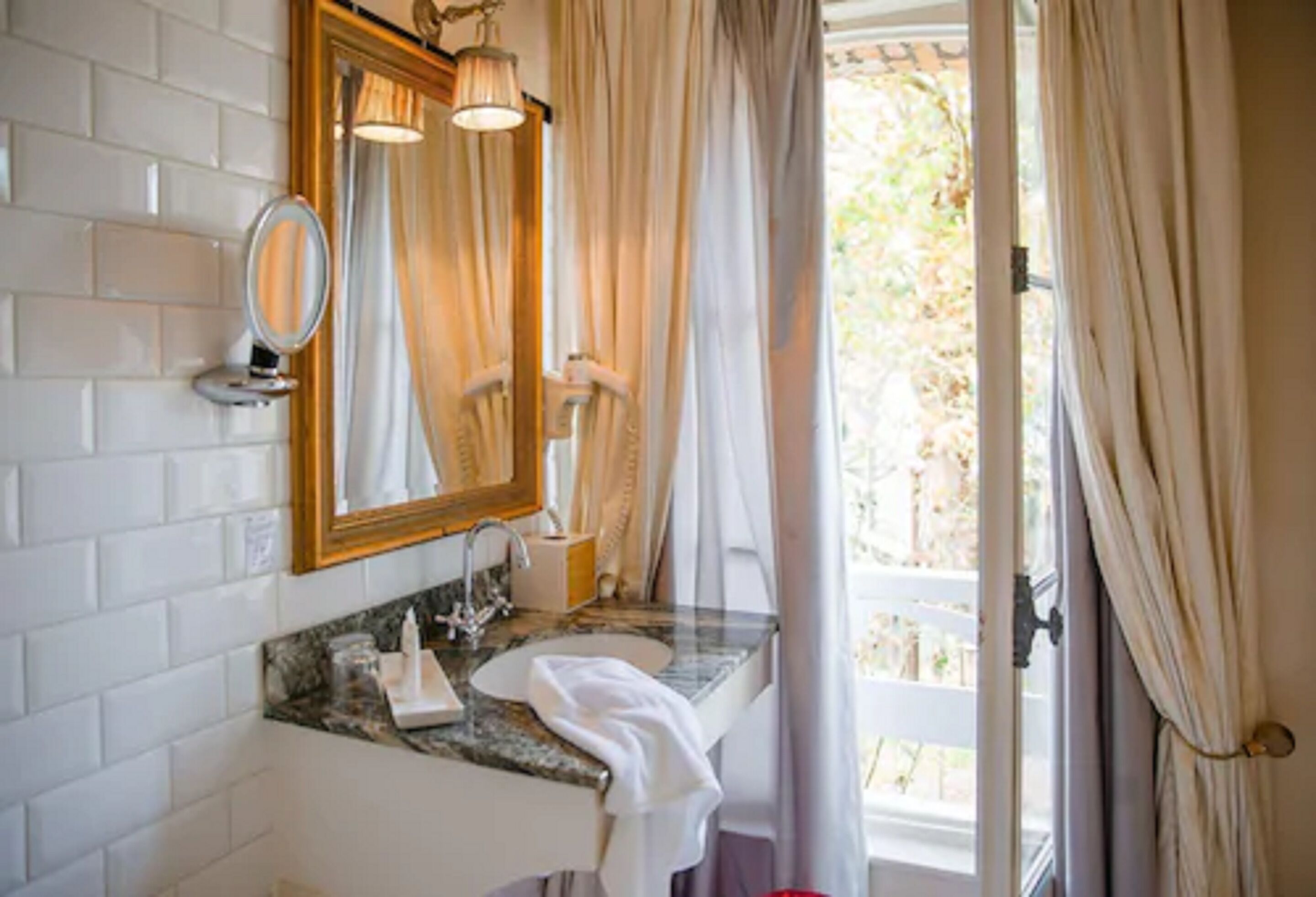 junior suite | bathroom | free toiletries, hair dryer, bathrobes, towels