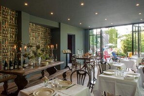 Déjeuner et dîner servis sur place, spécialités Cuisine locale