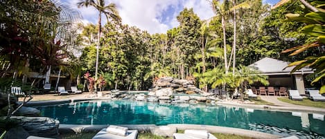 2 utendørsbassenger og solsenger