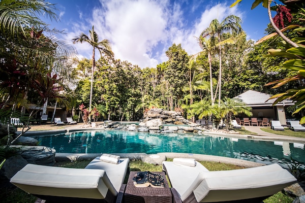 2 utendørsbassenger og solsenger