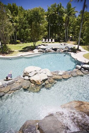 2 piscines extérieures, chaises longues