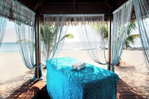 Privat strand, solstolar, parasoller och strandhanddukar
