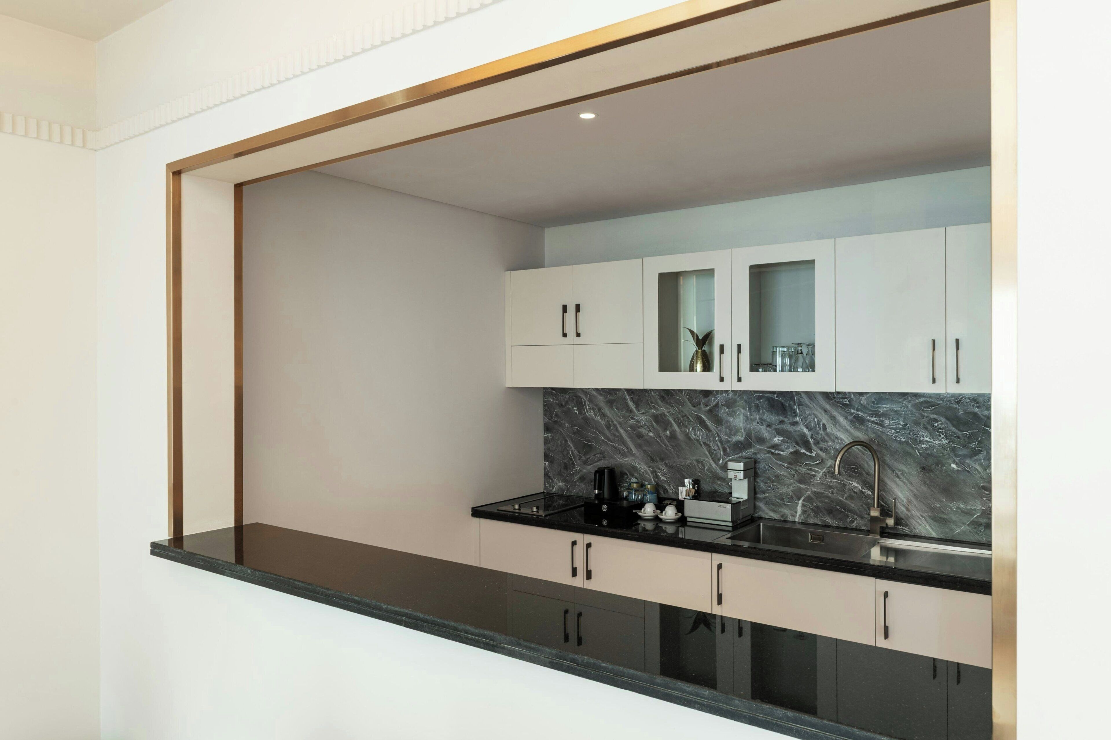 executive suite, 1 bedroom, balcony, ocean view | private kitchen | coffee/tea maker, electric kettle